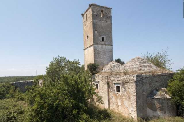 L'alto e millenario Sant'Eustachio, complesso bizantino sperduto nell'agro di Giovinazzo